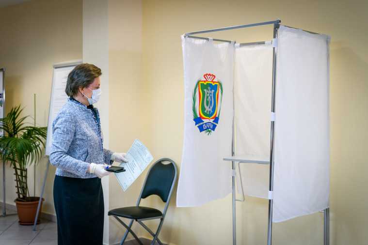 Губернатор Югры Комарова проголосовала поправки Конституция