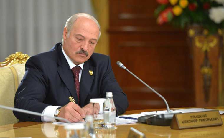 Лукашенко может сбежать в Россию