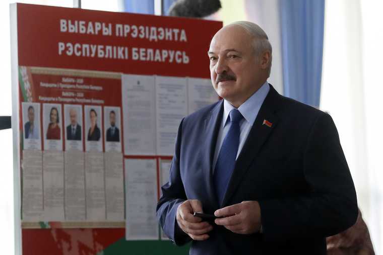 Лукашенко привел войска в боевую готовность