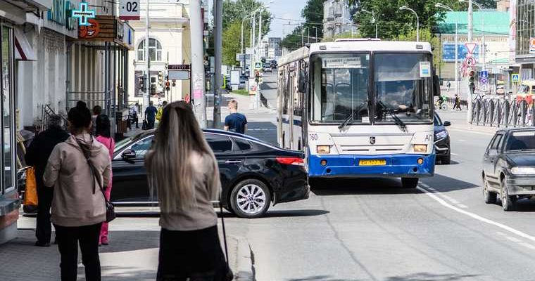 активисты обстреляли автобус полиция