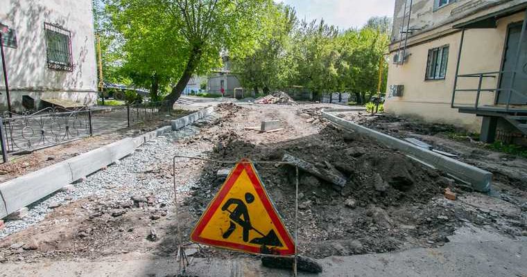 Новости ХМАО строители оставили двор в сургуте без асфальта дорожники не смогли положить асфальт Декабристов 5 Николай Кривцов устроил проверку власти сургута помогли жильцам