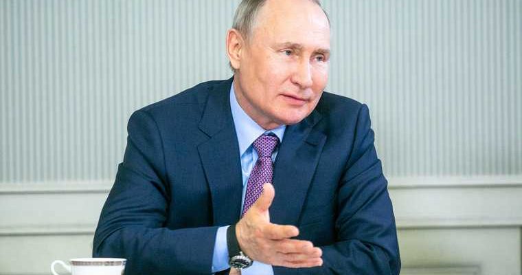 Путин заступился за поэтов и пошутил про математиков
