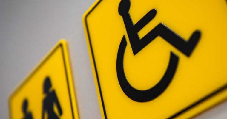 Для инвалидов в Салехарде установили пандус с торчащими саморезами. Фото ЯНАО