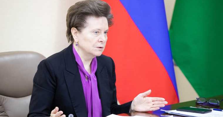 Губернатор отчитала глав двух муниципалитетов за срыв плана вакцинации — зимники будут закрывать — чиновница в одном из поселений вымогала взятку кроссовками. Все самые интересные и важные новости ХМАО к утру 6 апреля — в обзоре URA.RU: