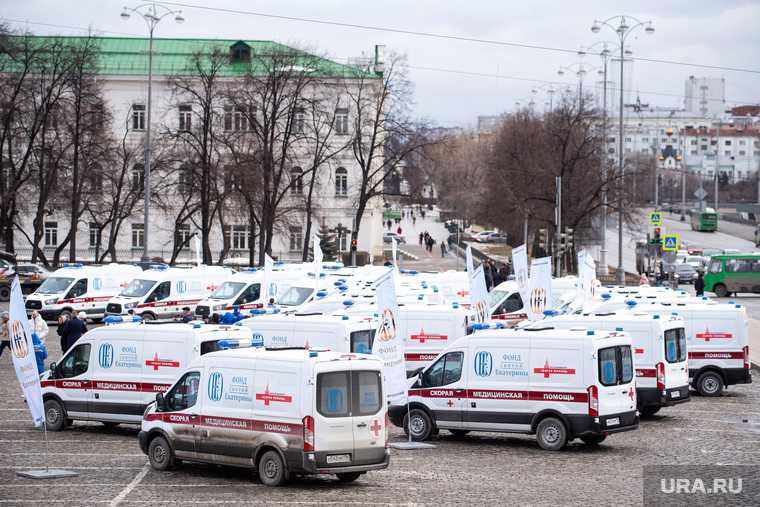 Торжественная церемония передачи машин скорой медицинской помощи на  Площади 1905 года. Екатеринбург