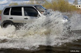 Автомобиль Шевроле Нива детский сад утонул лужа
