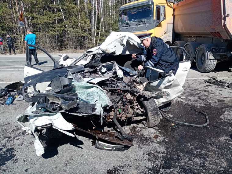 На трассе Екатеринбург-Тюмень столкнулись 4 грузовика. Есть погибший. Фото