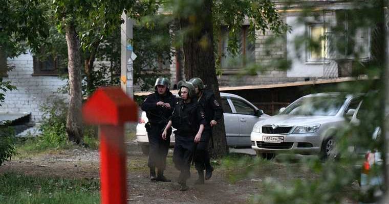 уголовное дело стрельба в Екатеринбурге стрелок окно дом прохожие