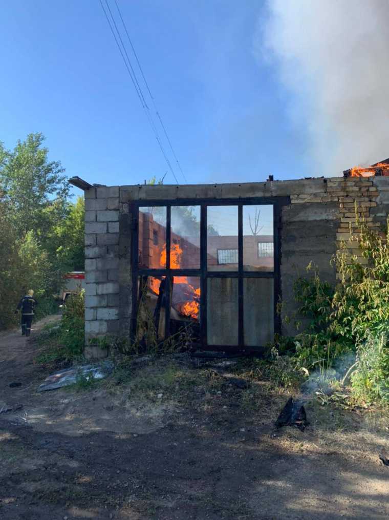 В Челябинске пожар уничтожил три жилых дома. Фото