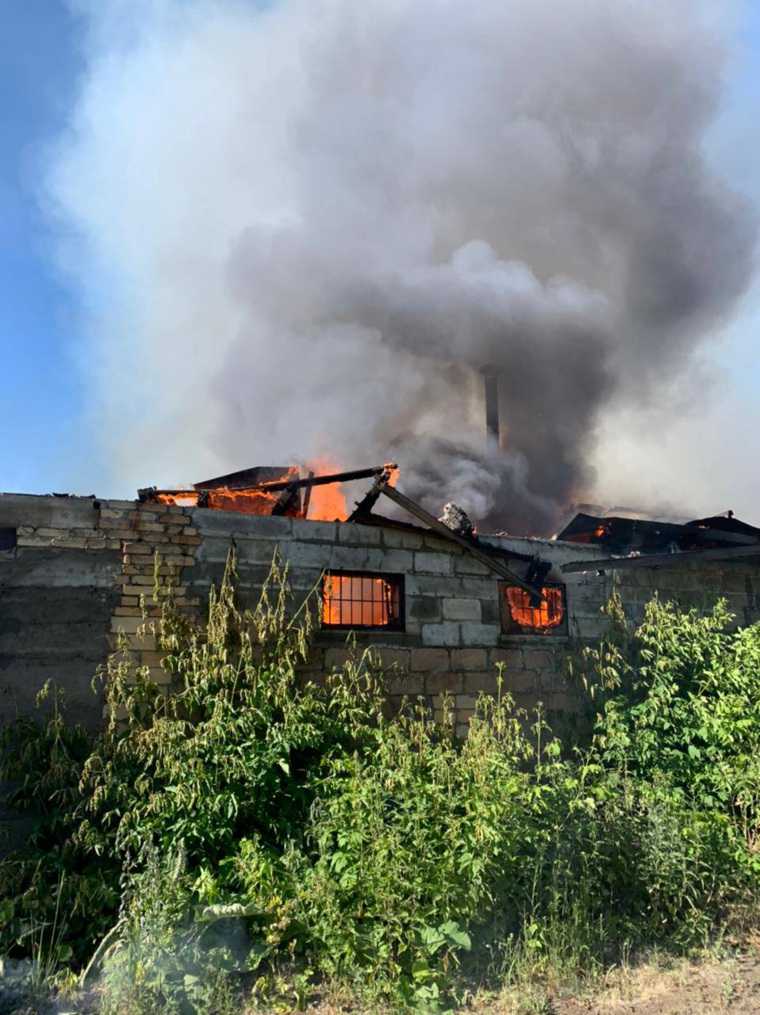 В Челябинске пожар уничтожил три жилых дома. Фото
