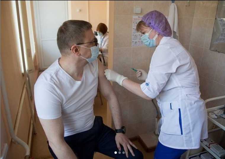 Челябинский губернатор Текслер сделал прививку от коронавируса. Фото