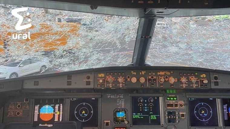 Град разбил летевший из Челябинска самолет. Фото