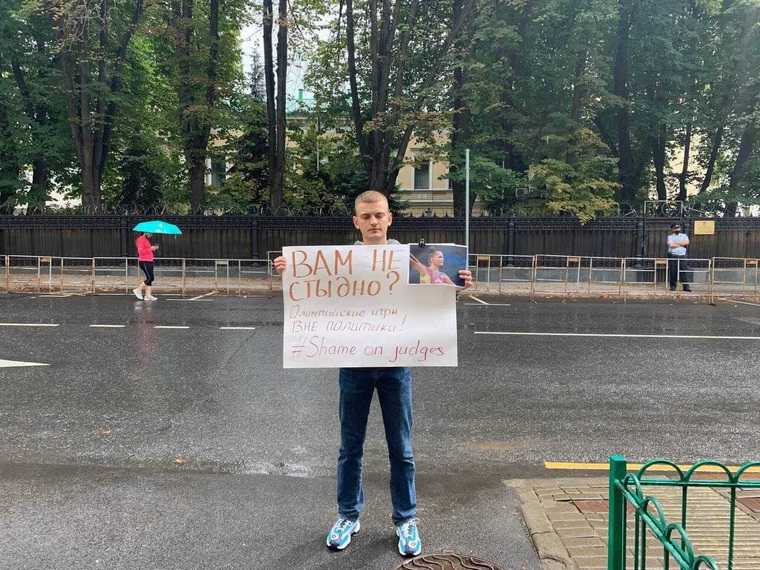 Российские активисты вышли на пикеты у иностранных посольств. Требуют ответа от судей Игр-2020