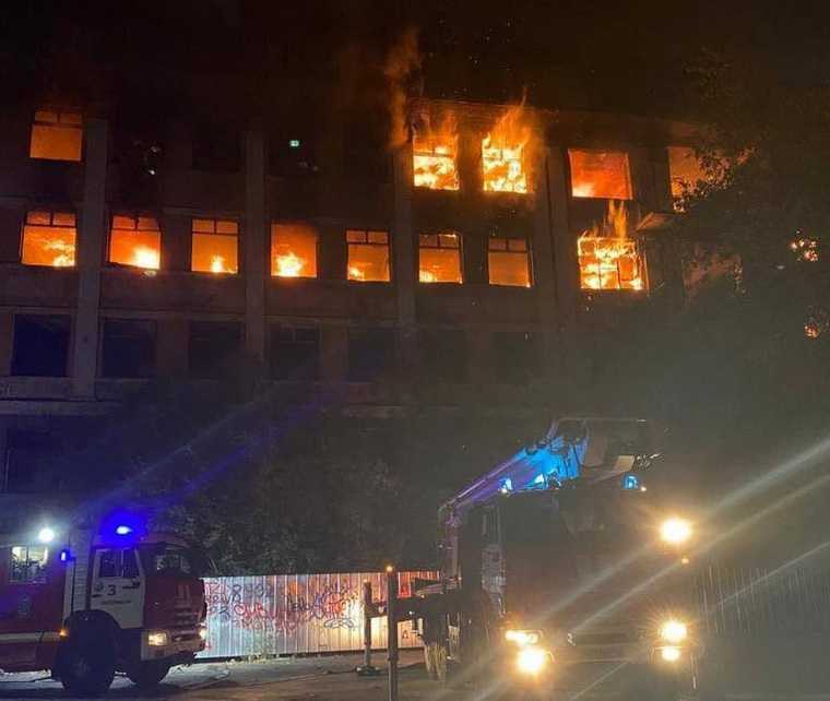 В Екатеринбурге горит заброшенная больница в Зеленой роще. Фото